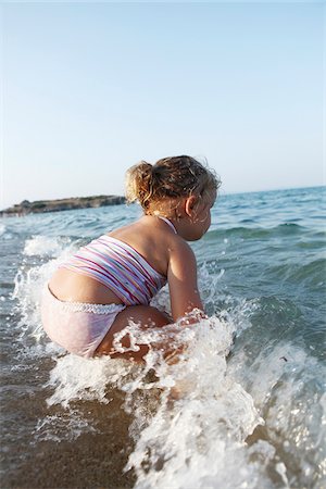 Fillette jouant dans l'eau à la plage Photographie de stock - Rights-Managed, Code: 700-03739287