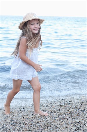 pierre - Fille se promener sur la plage Photographie de stock - Rights-Managed, Code: 700-03739281