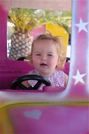 Petite fille au parc d'attractions Photographie de stock - Rights-Managed, Code: 700-03739338