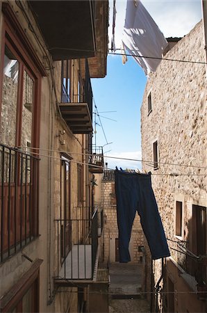 simsearch:700-08385808,k - Linge suspendu dans la ruelle, Isnello, Sicile, Italie Photographie de stock - Rights-Managed, Code: 700-03739352