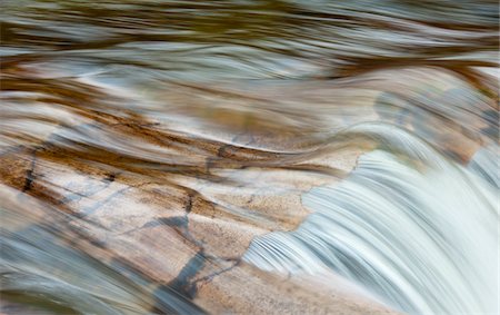 Close-up of Water Flowing over Rocks Foto de stock - Direito Controlado, Número: 700-03768717