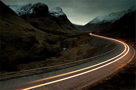 Wanderweg von Auto leuchtet bei Dämmerung durch bergige Tal, Glencoe, Schottland Stockbilder - Lizenzpflichtiges, Bildnummer: 700-03768718