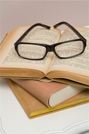 eye wear - Nature morte de livres et de lunettes de lecture Photographie de stock - Rights-Managed, Code: 700-03762520