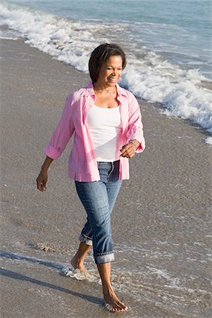 stepping (taking a step) - Woman Walking on Beach Foto de stock - Con derechos protegidos, Código: 700-03762648