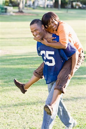 schwarze (frau) - Mann und Frau Piggyback Ride Stockbilder - Lizenzpflichtiges, Bildnummer: 700-03762726