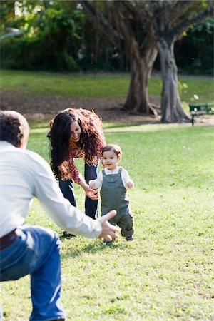 first steps baby - Parents Playing with Son in Park Foto de stock - Con derechos protegidos, Código: 700-03762746