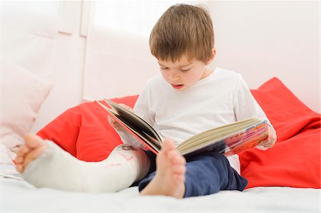 plaster cast - Boy with Cast on Leg Reading Book Foto de stock - Con derechos protegidos, Código: 700-03777765