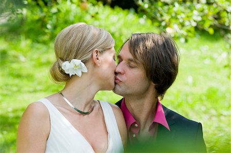 simsearch:600-03333304,k - Newlywed Couple Kissing Foto de stock - Con derechos protegidos, Código: 700-03777760