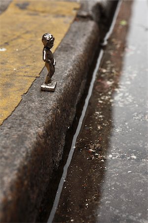 Miniature Figurine of Boy Peeing in Gutter Foto de stock - Con derechos protegidos, Código: 700-03777881