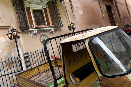 province of palermo - Old Fashioned livraison camion, District de Ballaro, Palerme, Sicile, Italie Photographie de stock - Rights-Managed, Code: 700-03778686