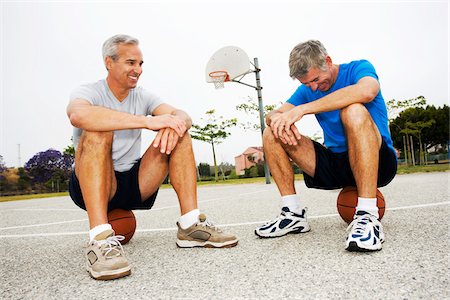 simsearch:6118-09039293,k - Deux hommes assis sur des ballons de basket sur le terrain de basket Photographie de stock - Rights-Managed, Code: 700-03784260