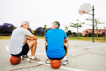 simsearch:700-06009208,k - Zwei Männer sitzen auf Basketbälle auf Basketballplatz Stockbilder - Lizenzpflichtiges, Bildnummer: 700-03784262