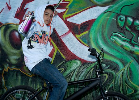 simsearch:700-03849060,k - Boy on Bicycle with Can of Spray Paint Foto de stock - Con derechos protegidos, Código: 700-03787569