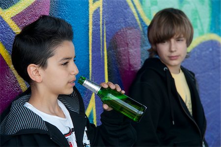 rebel - Young Teen Boys Drinking Beer Foto de stock - Con derechos protegidos, Código: 700-03787575