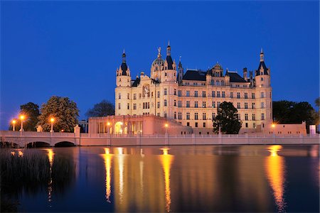 Schwerin Castle at Dusk, Schwerin, Mecklenburg-Vorpommern, Germany Foto de stock - Con derechos protegidos, Código: 700-03783360
