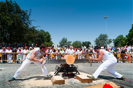 Männer konkurrieren in ländlichen Sport, Plaza de Los Fueros, Fiesta de San Fermin, Pamplona, Navarra, Spanien Stockbilder - Lizenzpflichtiges, Bildnummer: 700-03805438