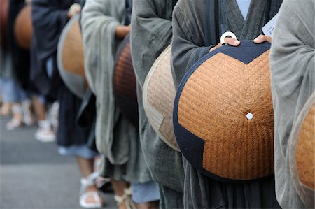 Gros plan des moines tenant chapeaux lorsque vous vous trouvez en ligne, Kyoto, Kansai, Honshu, Japon Photographie de stock - Rights-Managed, Code: 700-03814291