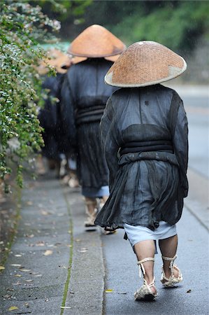 queue leu leu - Moines marchant, Kyoto, région du Kansai, Honshu, Japon Photographie de stock - Rights-Managed, Code: 700-03814293