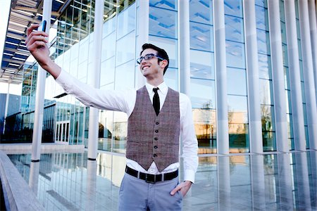 praktikant (männlich und weiblich) - Kaufmann Foto selbst mit Handy Stockbilder - Lizenzpflichtiges, Bildnummer: 700-03814372