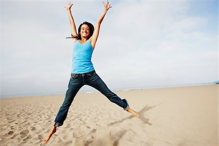 sauter de joie - Femme sautant sur la plage Photographie de stock - Rights-Managed, Code: 700-03814383