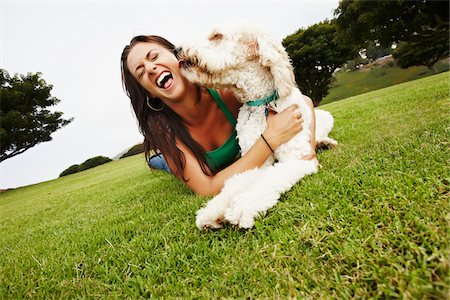 faire l'idiot - Femme couchée sur l'herbe avec chien Photographie de stock - Rights-Managed, Code: 700-03814392