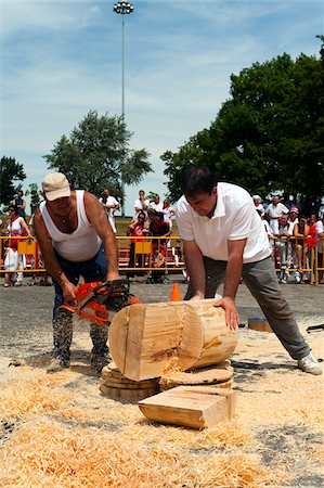 Hommes en compétition dans les Sports ruraux, Plaza de Los Fueros, Fiesta de San Fermin, Pampelune, Navarre, Espagne Photographie de stock - Rights-Managed, Code: 700-03814419