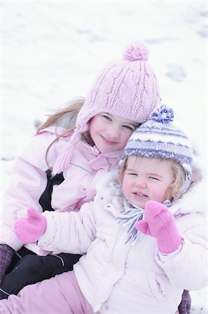 simsearch:700-03739299,k - Sisters Outdoors in Winter Fotografie stock - Rights-Managed, Codice: 700-03814442