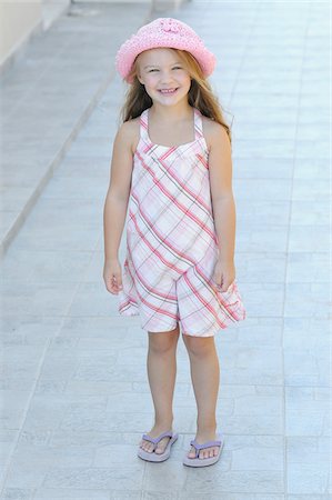flip flop kids - Portrait de jeune fille porter robe bain de soleil Photographie de stock - Rights-Managed, Code: 700-03814454