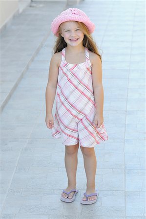 sandals girl - Portrait of Girl Wearing Sundress Foto de stock - Con derechos protegidos, Código: 700-03814454