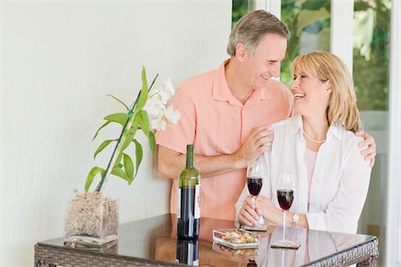 simsearch:700-03814475,k - Couple Drinking Red Wine Foto de stock - Con derechos protegidos, Código: 700-03814672