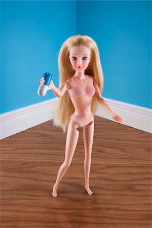 figurine - Blonde poupée Holding grande pillule Photographie de stock - Rights-Managed, Code: 700-03815224