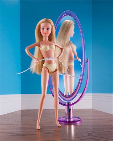 schlank - Doll Measuring Waist in front of Mirror Foto de stock - Con derechos protegidos, Código: 700-03815228