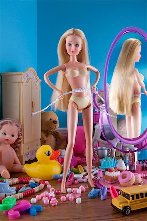 reflejo (espejo) - Doll Measuring Waist in Bedroom Foto de stock - Con derechos protegidos, Código: 700-03815235