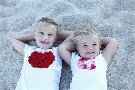 Sœur couché sur la plage Photographie de stock - Rights-Managed, Code: 700-03836258