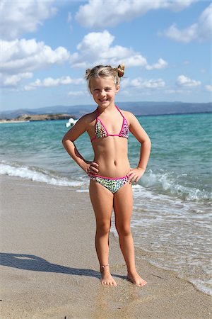 simsearch:600-05389165,k - Little Girl Wearing Bikini at Beach Fotografie stock - Rights-Managed, Codice: 700-03836264