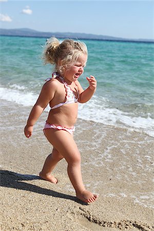 europeo (gente) - Toddler Wearing Bikini on Beach Foto de stock - Con derechos protegidos, Código: 700-03836268