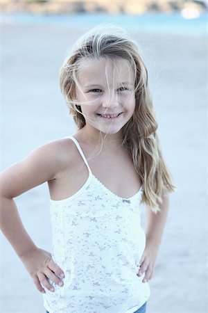 simsearch:700-03836240,k - Portrait de jeune fille sur la plage Photographie de stock - Rights-Managed, Code: 700-03836262