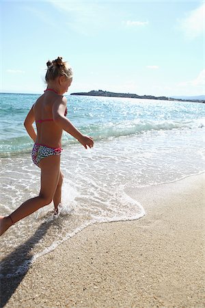 surf (waves hitting shoreline) - Girl Running on Beach Foto de stock - Con derechos protegidos, Código: 700-03836263