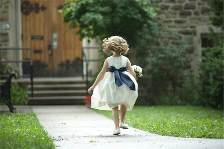 simsearch:700-03907160,k - Flower Girl Walking up to Church Foto de stock - Con derechos protegidos, Código: 700-03836275