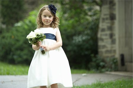 simsearch:700-03907160,k - Flower Girl Holding Bouquet Foto de stock - Con derechos protegidos, Código: 700-03836277