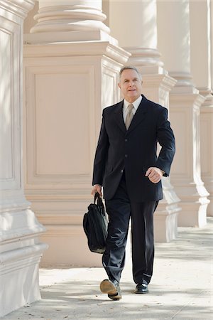 executive suits for senior men - Homme d'affaires à pied Photographie de stock - Rights-Managed, Code: 700-03848837