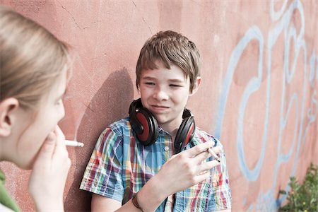 problème social - Jeunes adolescents de fumer des Cigarettes Photographie de stock - Rights-Managed, Code: 700-03849060