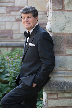 smoking (anzug) - Portrait of Man Wearing Tuxedo Foto de stock - Con derechos protegidos, Código: 700-03849213