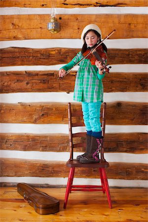 fiddling - Fille debout sur la chaise et violon Photographie de stock - Rights-Managed, Code: 700-03849316