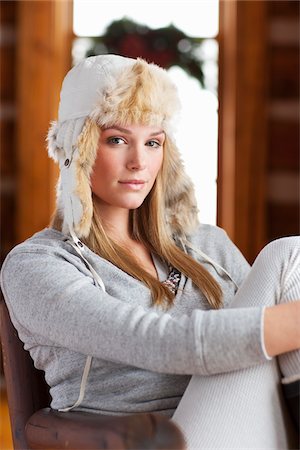 fur - Portrait de femme portant des sous-vêtements thermiques dans la cabane en rondins Photographie de stock - Rights-Managed, Code: 700-03849327