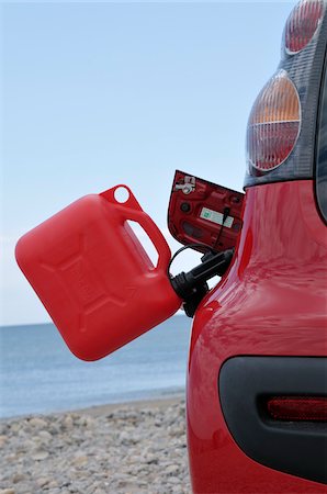 pequeño accidente - Refueling Car with Jerry Can Foto de stock - Con derechos protegidos, Código: 700-03849543