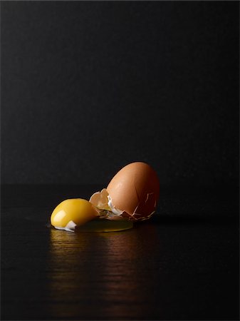 egg cracking - Still Life of Egg Stock Photo - Rights-Managed, Code: 700-03865327