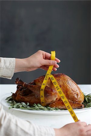 pavo (alimento) - Woman Measuring Diameter of Cooked Turkey on Platter Foto de stock - Con derechos protegidos, Código: 700-03891290