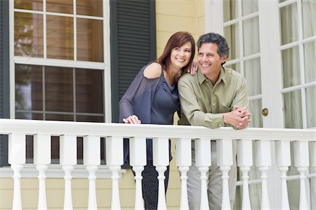 pórtico - Couple on Porch Foto de stock - Con derechos protegidos, Código: 700-03891344