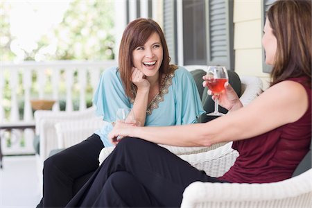sólo mujeres dos personas - Two Women Drinking Wine on Porch Foto de stock - Con derechos protegidos, Código: 700-03891357